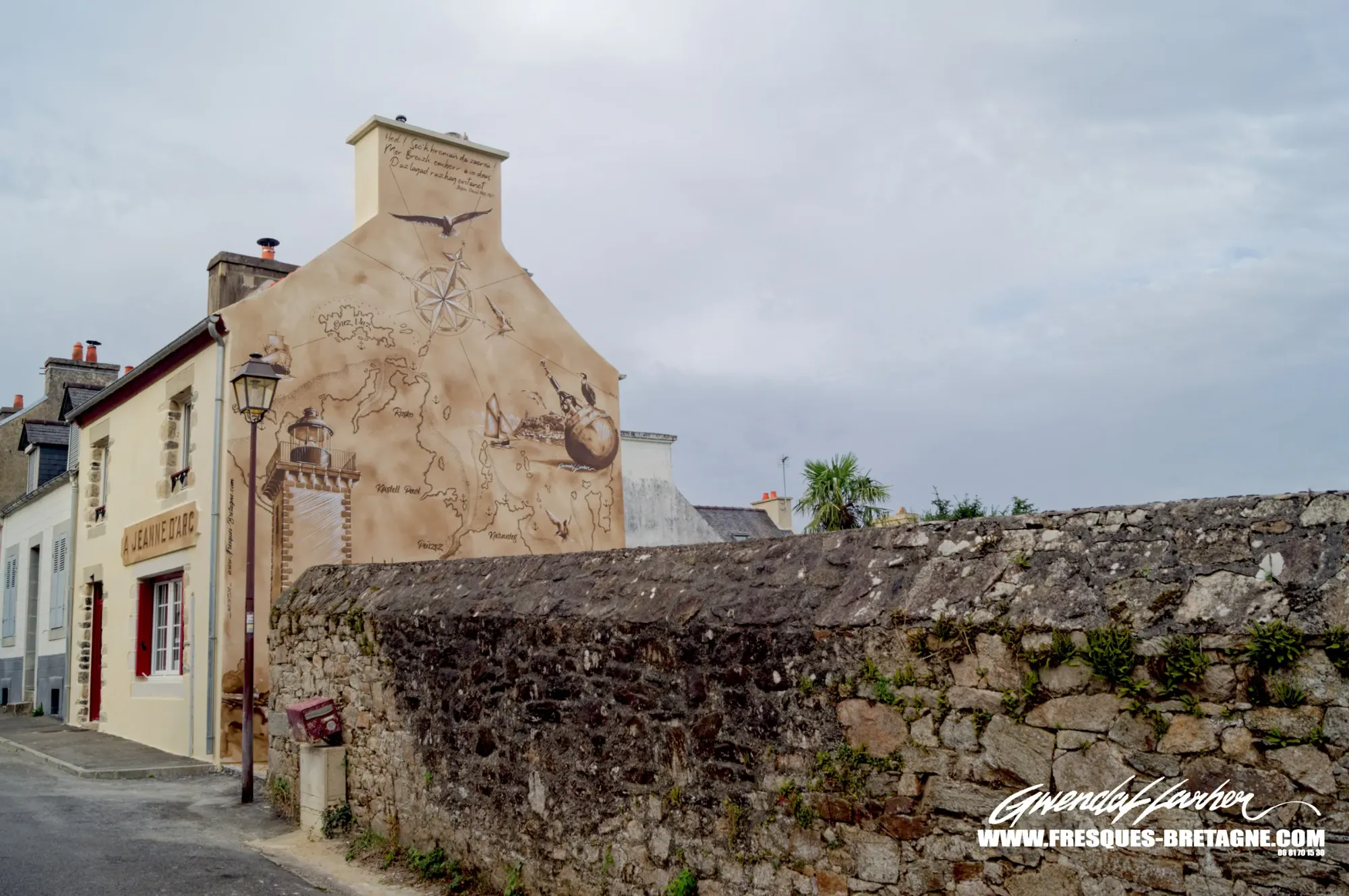 Façade complète de la maison « À Jeanne d'Arc » peinte en trompe-l'œil à Locquénolé